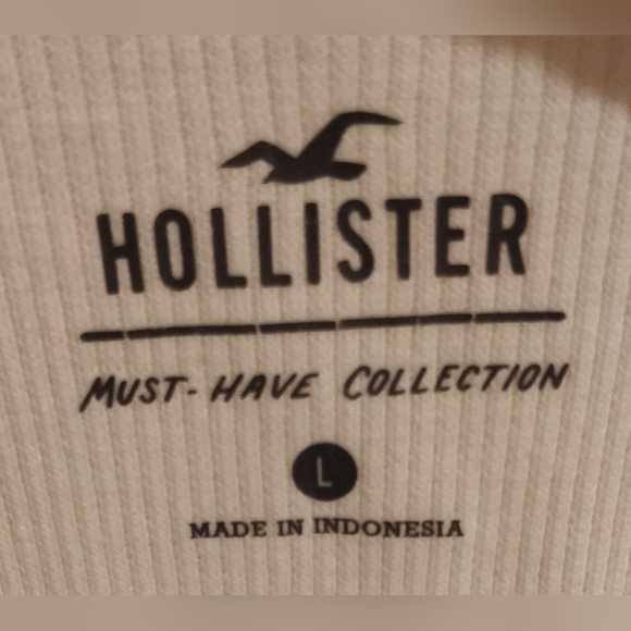 Hollister Cream V-Neck T-Shirt - Picture 2 of 5